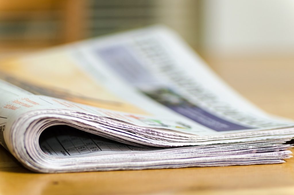 Mito: el aguacate madura envuelto en periódico